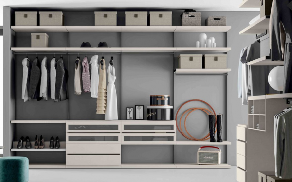 Lemari pakaian dengan aksen batu alam atau marmer untuk kesan mewah